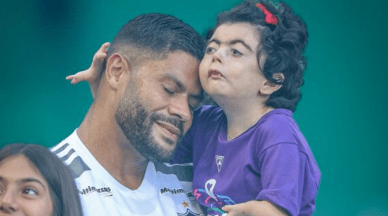 Hulk emociona ao carregar Mariazinha, portadora de doença rara, em entrada comovente em campo