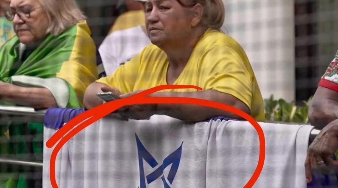 Confusão de Símbolos: Mulher Leva Bandeira Equivocada para Manifestação de Bolsonaro