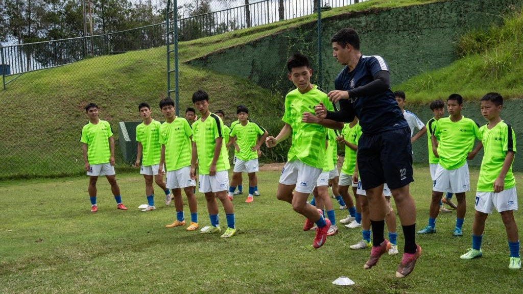 Jovens chineses embarcam em viagem para desbravar futebol brasileiro