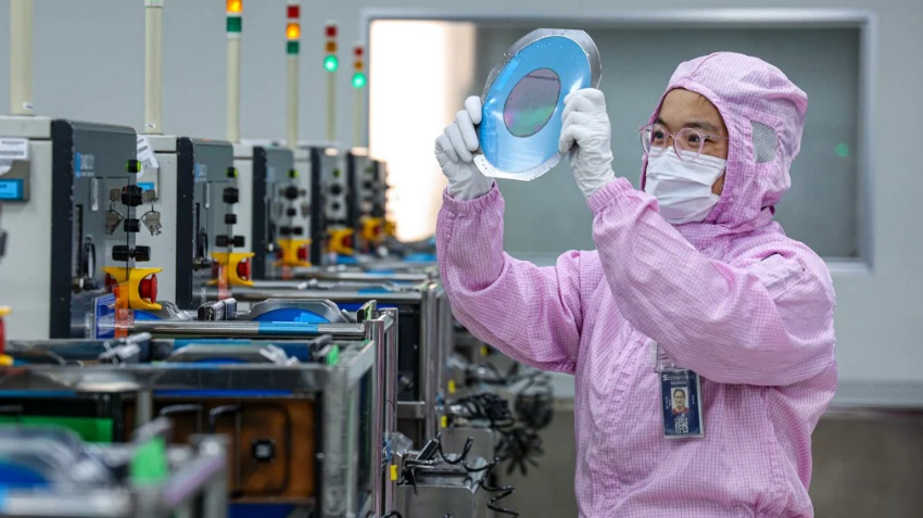 China Desenvolve Chips para IA em meio a Sanções dos EUA e Impulsiona Autonomia Tecnológica