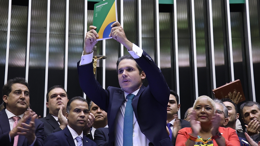 Hugo Motta Assume Presidência da Câmara e Reitera Repúdio à Ditadura