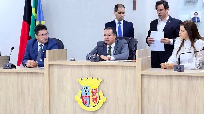 Vereadores do Conde pedem CPI para apurar falhas em contrato da gestão de Karla Pimentel