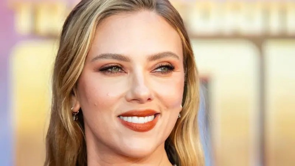 Scarlett Johansson alerta sobre riscos da IA após vídeo deepfake envolvendo Kanye West