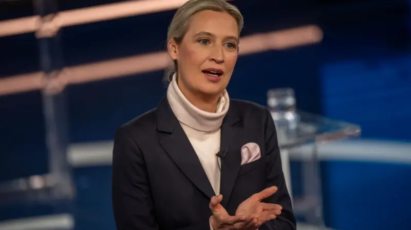 Lésbica, Doutora e Voz da ‘Remigração’: Alice Weidel Lidera a Direita Radical Alemã