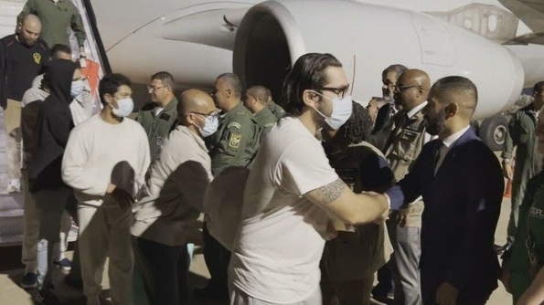 “Nunca mais tentarei voltar aos EUA”: Brasileiros deportados relatam humilhação e tensão durante retorno ao país