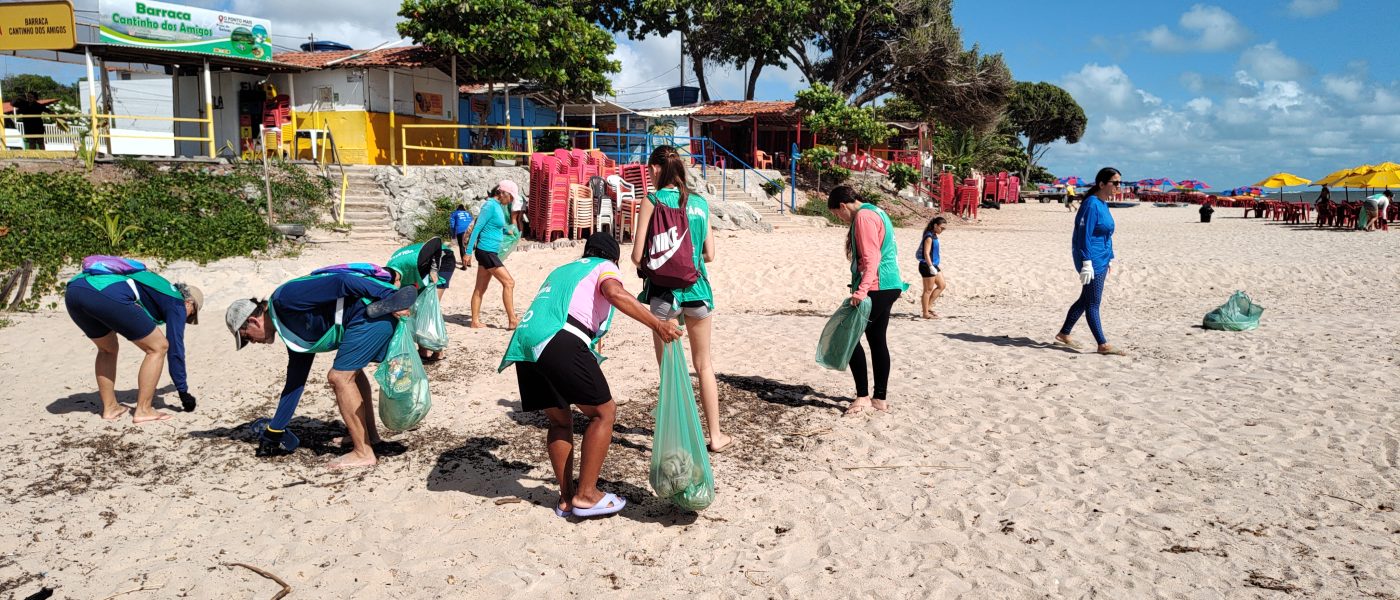 Associação Guajiru realiza Ação do Limpamar e retira cerca de 42 quilos de resíduos da praia do Seixas