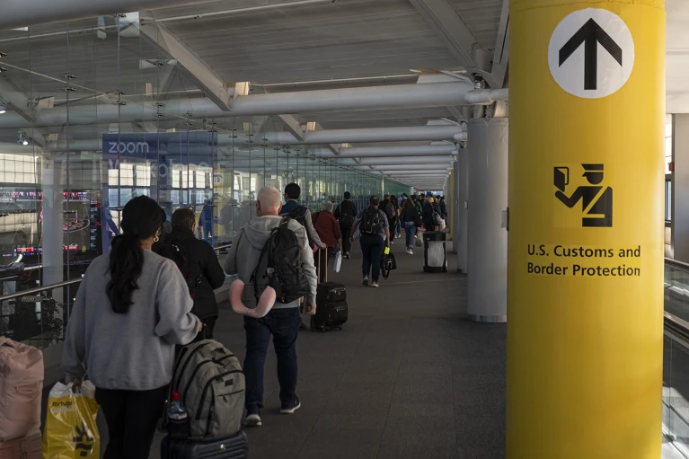 ‘A Ansiedade é Palpável’: Detenção de Pesquisadores na Fronteira dos EUA Gera Preocupação com Viagens