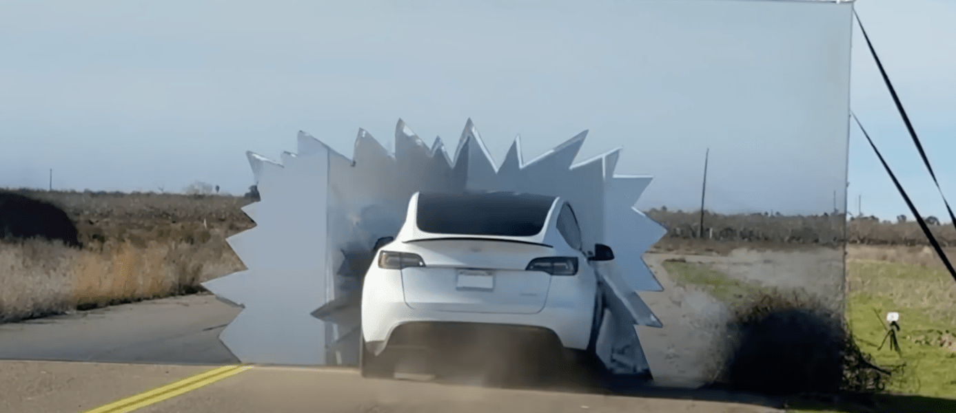 Carro Tesla Esbarra em Parede Falsa em Teste que Revela Desafios na Direção Autônoma