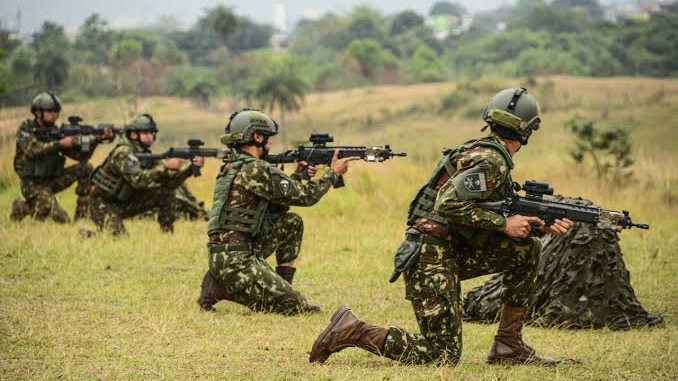 Forças Armadas Brasileiras Operam no Limite com Armas Obsoletas e Dependência Externa, Ameaçando a Soberania Nacional