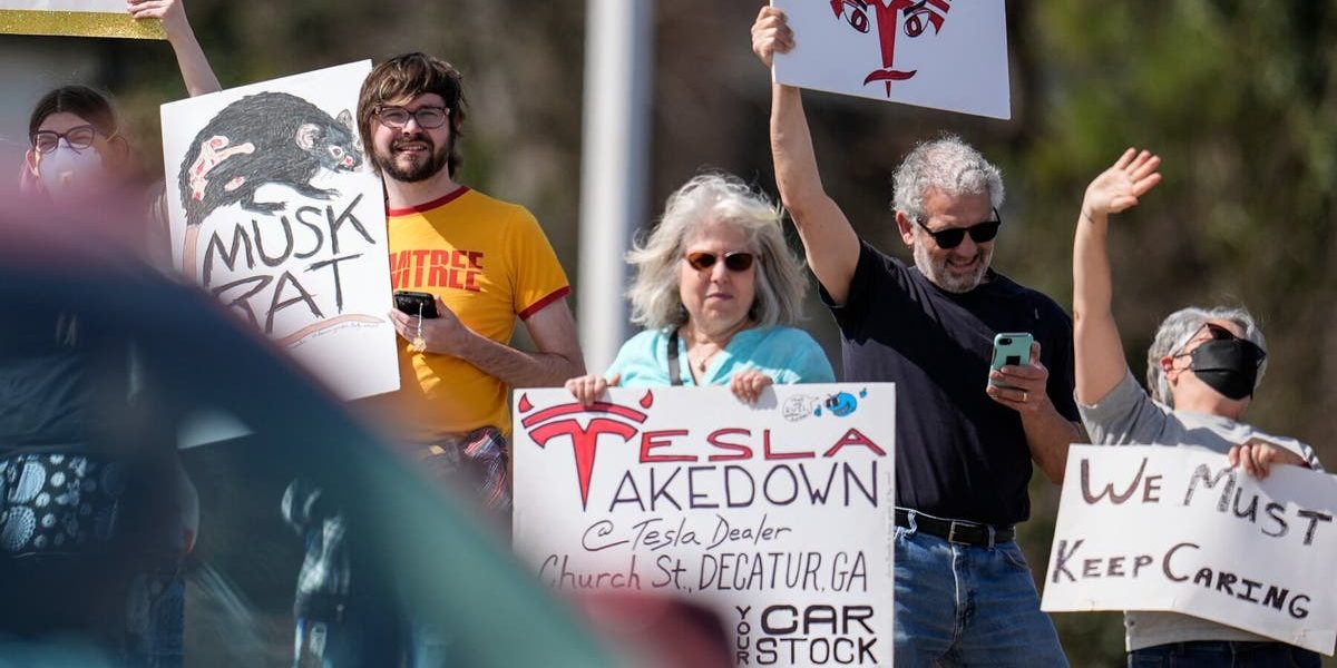 Raiva Contra Elon Musk Torna a Tesla um Alvo de Protestos Violentos