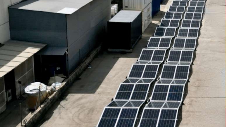 Startup espanhola desenvolve contêiner que instala painéis solares em menos de três horas