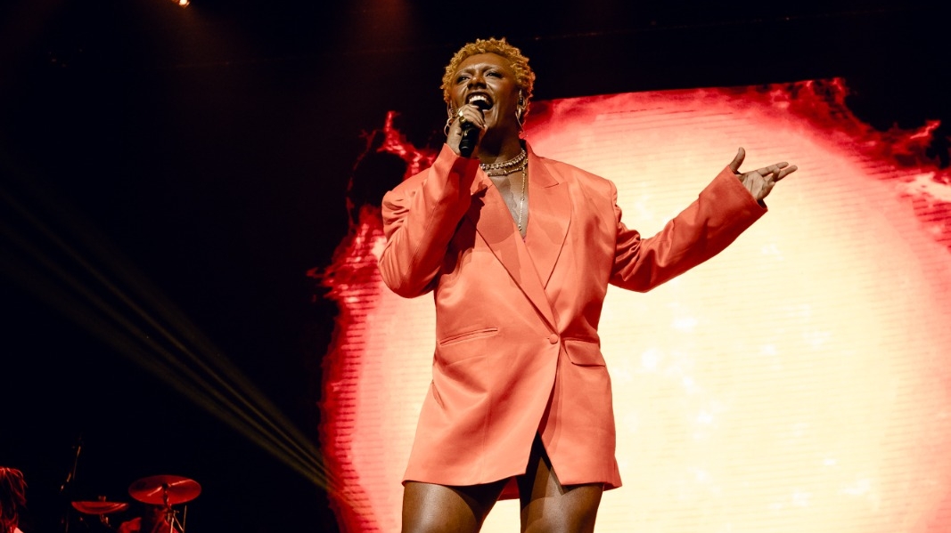 Faltam 10 dias para o show de Liniker em João Pessoa, fenômeno da música brasileira