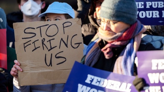 Juiz Ordena Reinstauração de Milhares de Funcionários Federais em Período Probatório Demitidos por Trump