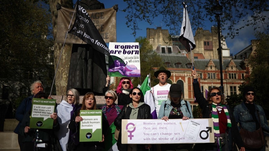 Suprema Corte do Reino Unido define ‘mulher’ como sexo biológico, excluindo mulheres trans