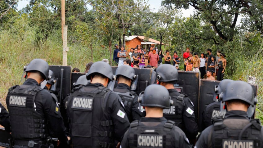 Confronto entre indígenas e PM no Setor Noroeste de Brasília durante desocupação