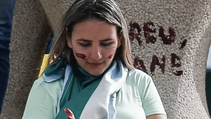 STF condena mulher que pichou estátua da Justiça a 14 anos de prisão por participação nos atos de 8 de janeiro