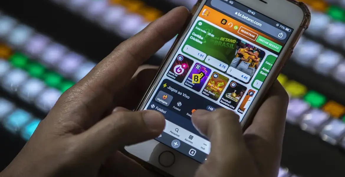 Brasileiros gastam até R$ 30 bilhões por mês com apostas online, revela Banco Central