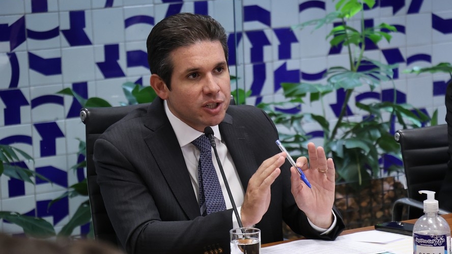 Hugo Motta evita pautar anistia ao 8 de Janeiro