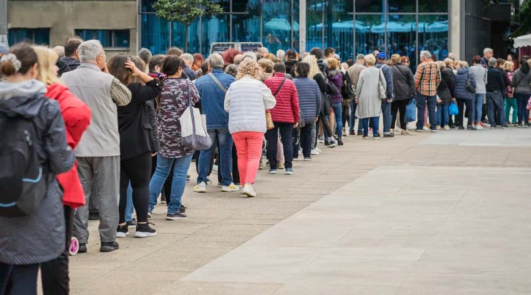 Fila do INSS ultrapassa 2 milhões de pedidos pela primeira vez no governo Lula