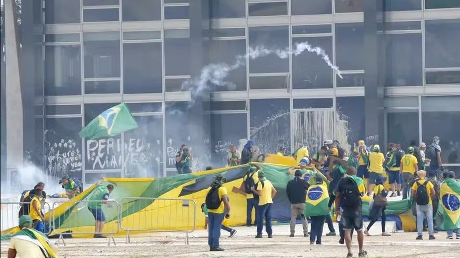 Anistia ao 8 de janeiro gera tensão entre Lula e base aliada