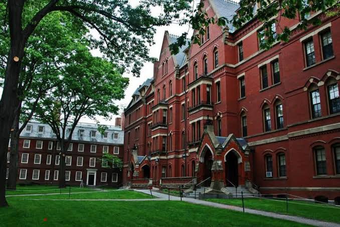 Trump Congela US$ 2,2 Bi de Harvard por Rejeição a Exigências