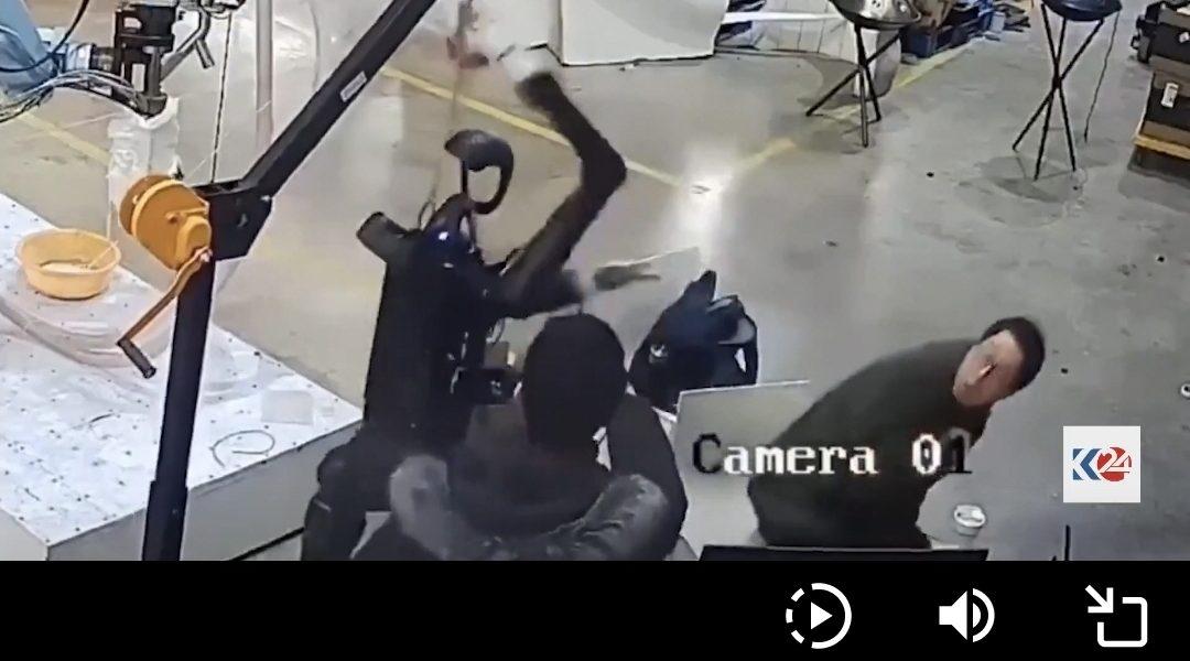 Robô industrial “ataca” operadores em cena surreal gravada em fábrica
