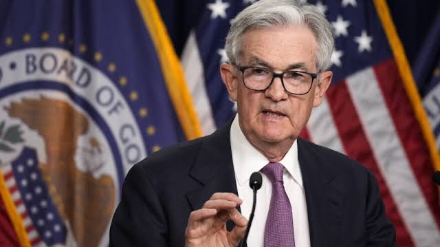 Presidente do Fed pede que estudantes defendam a democracia e alerta contra ataques à liberdade acadêmica