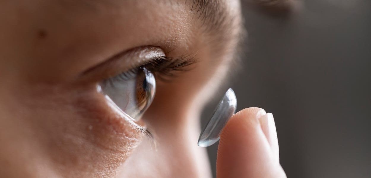 Lentes de contato com “visão noturna” prometem enxergar no escuro — até de olhos fechados
