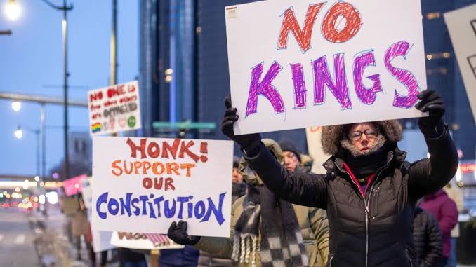 Protestos “No Kings” tomam os EUA contra políticas de Trump na véspera de parada militar