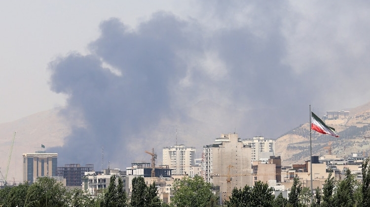 Israel e Irã Intensificam Conflito com Ataques Aéreos e Mísseis