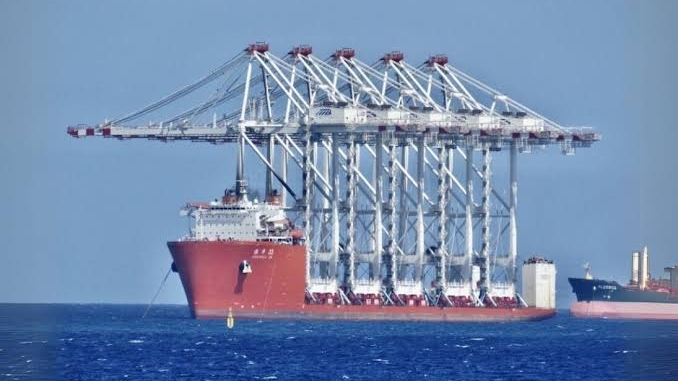 Navio chinês transporta cinco gruas gigantes em escala estratégica