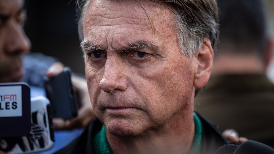 Bolsonaro confirma envio de R$ 2 milhões para Eduardo nos EUA