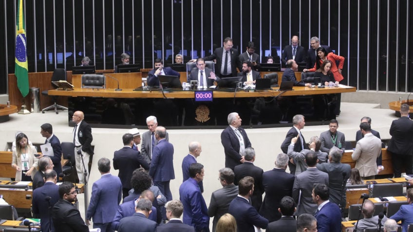 Centrão Confiante na Derrubada do IOF, Apesar de Governo Minimizar Derrota