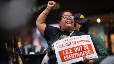 Google e Meta Criam Cânticos Pró-ICE, ChatGPT Nega