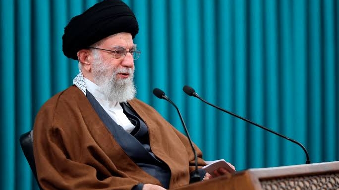 Líder do Irã promete punir Israel após ataque dos EUA