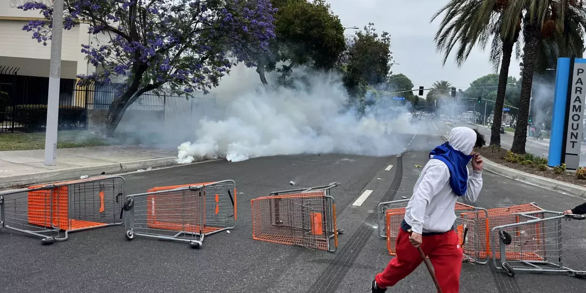 Protestos violentos eclodem após operação do ICE em Los Angeles