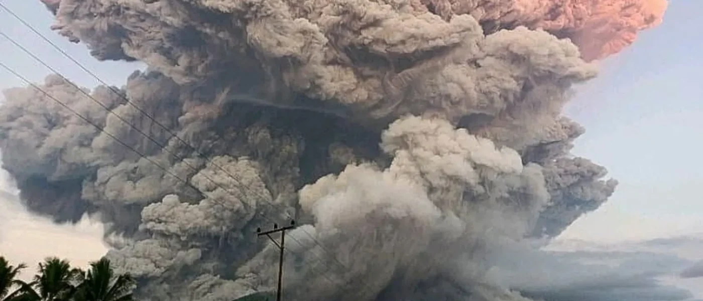 Vulcão na Indonésia Erupta e Lança Cinzas a 11 km, Desencadeando Alerta Máximo