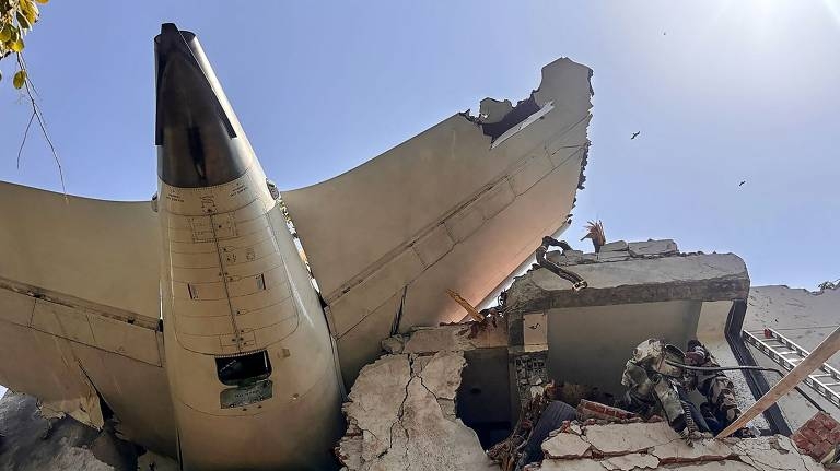 Avião da Air India com destino a Londres cai na Índia, sem sobreviventes confirmados