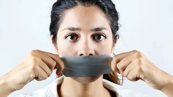 Fita Adesiva Labial Durante o Sono Acende Alerta entre Especialistas da Saúde