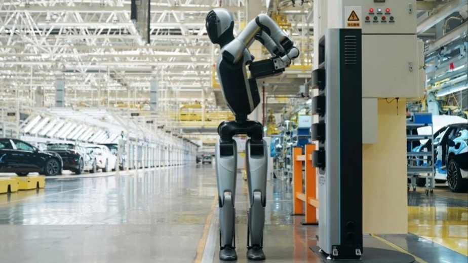 Robô chinês 100% autônomo consegue trocar suas próprias baterias; vídeo