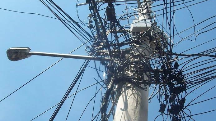 Conectividade e Conflito Urbano: Uma Análise da Infraestrutura de Telecomunicações e Energia no Brasil