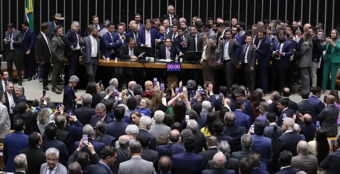 Quebra de Decoro e Prevaricação: Juristas Analisam Ocupação do Congresso pela Oposição