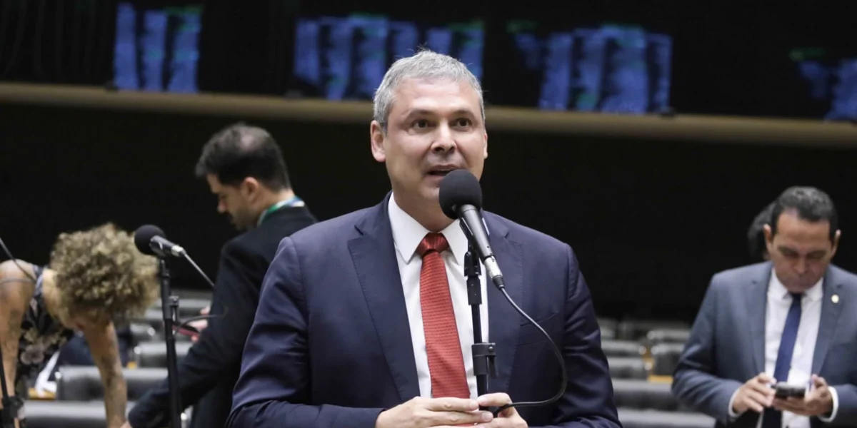 PT pede prisão preventiva de Bolsonaro e alerta para risco de motim na Câmara