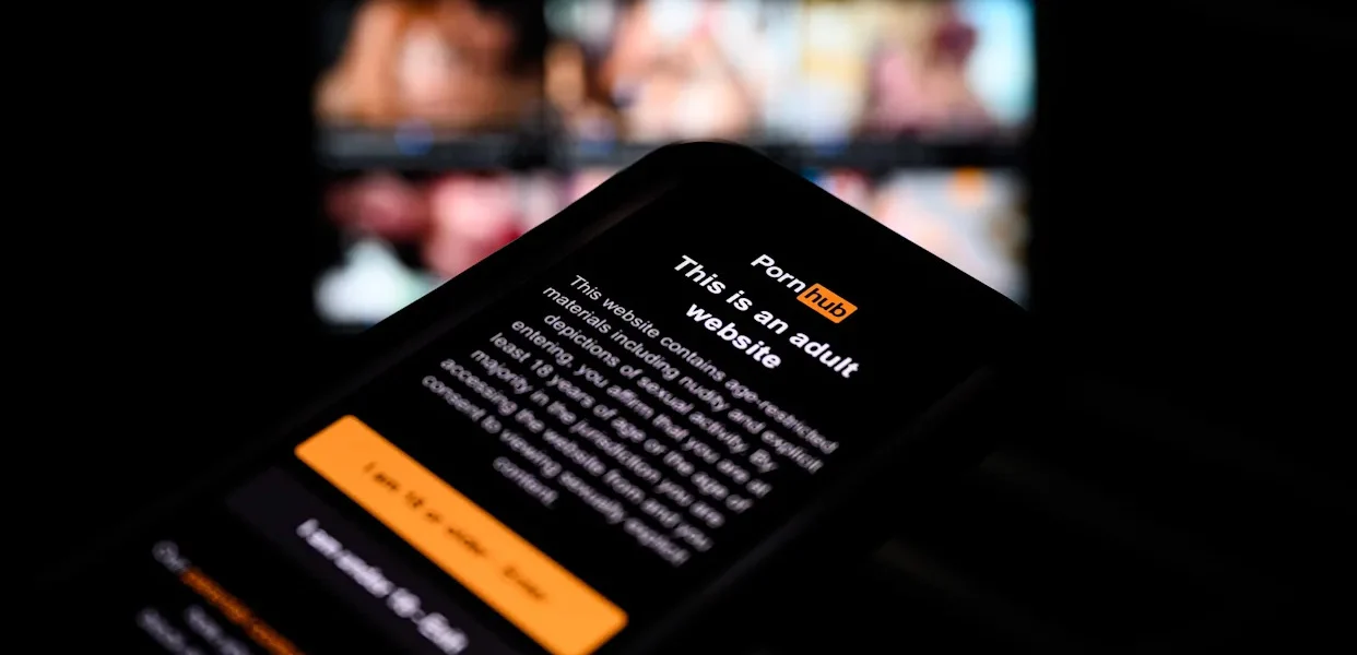 Reino Unido enfrenta apagão digital nos sites pornôs após exigência de verificação de idade
