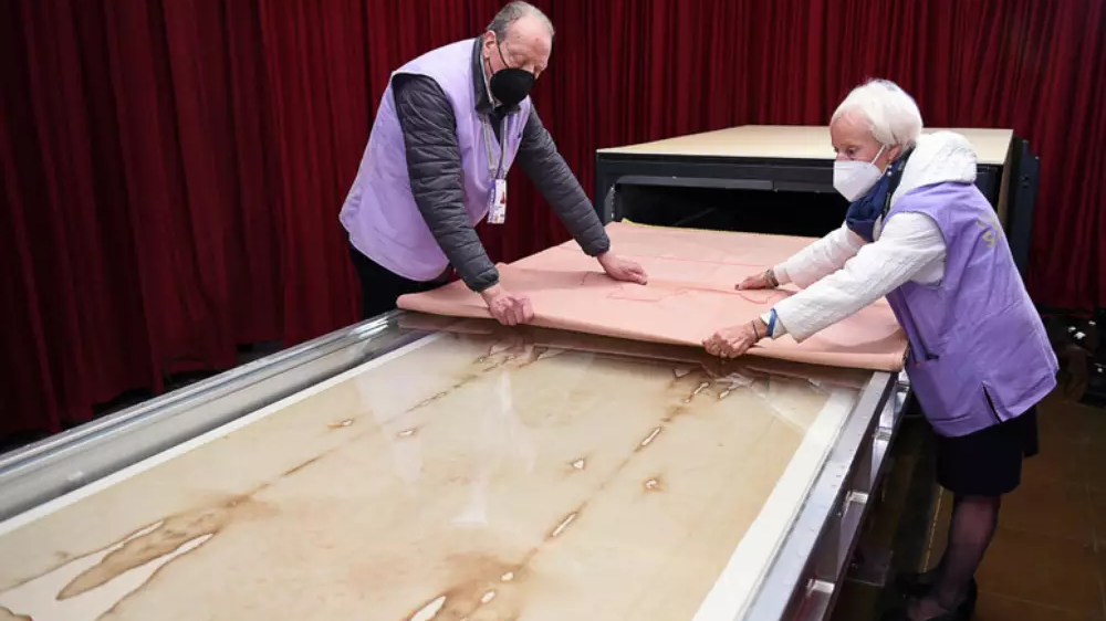 Enigma do Santo Sudário: Estudo Brasileiro Desafia Séculos de Crença com Nova Teoria