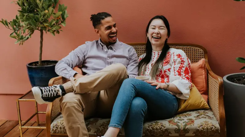 Aprender um novo idioma muda a nossa voz? A ciência explica o fenômeno