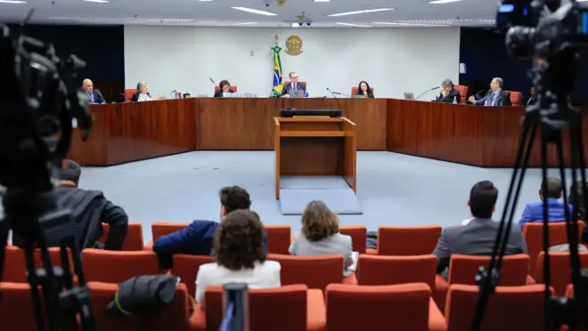 STF Inicia Semana Decisiva do Julgamento de Bolsonaro sob Pressão de Protestos nas Ruas