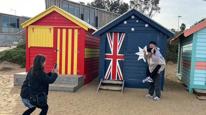 Mais caras que uma casa: As coloridas cabines de praia na Austrália que custam milhões e não têm nem banheiro