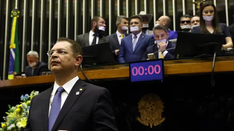 PL articula anistia para Bolsonaro que anula inelegibilidade; Hugo Motta admite pautar votação