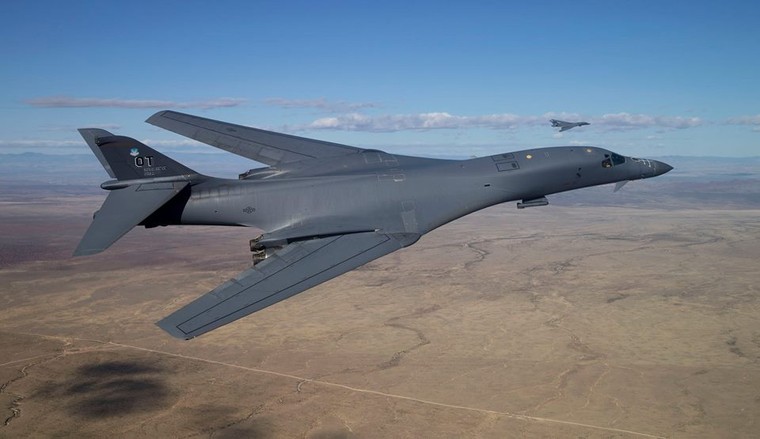 Bombardeiros americanos B-1B sobrevoam o litoral da Venezuela em nova demonstração de força dos EUA